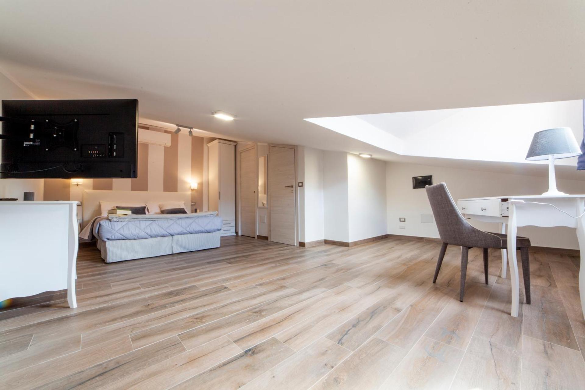 Camera Matrimoniale/Doppia con Letti Singoli Mansardata