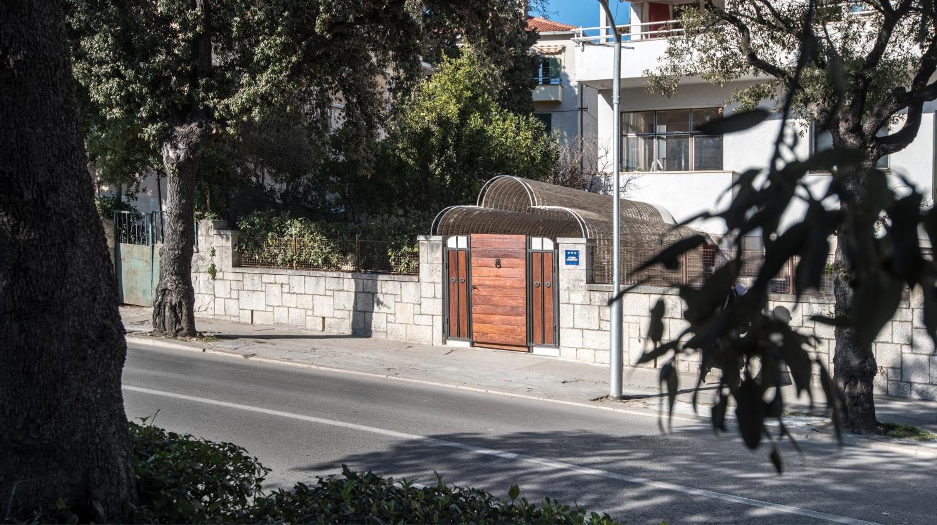 IBIS Your Cosy Oasis With Private Parking and Patio