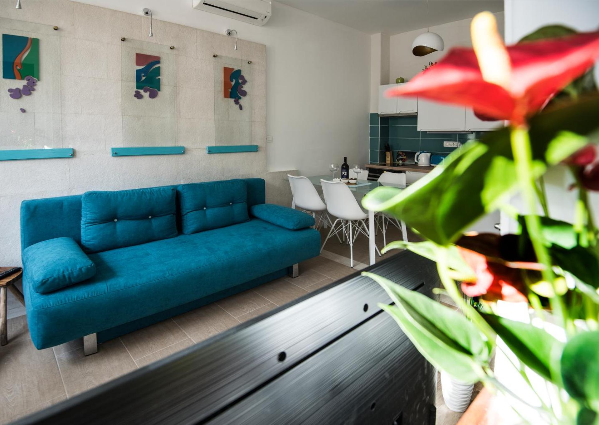 IBIS Your Cosy Oasis With Private Parking and Patio