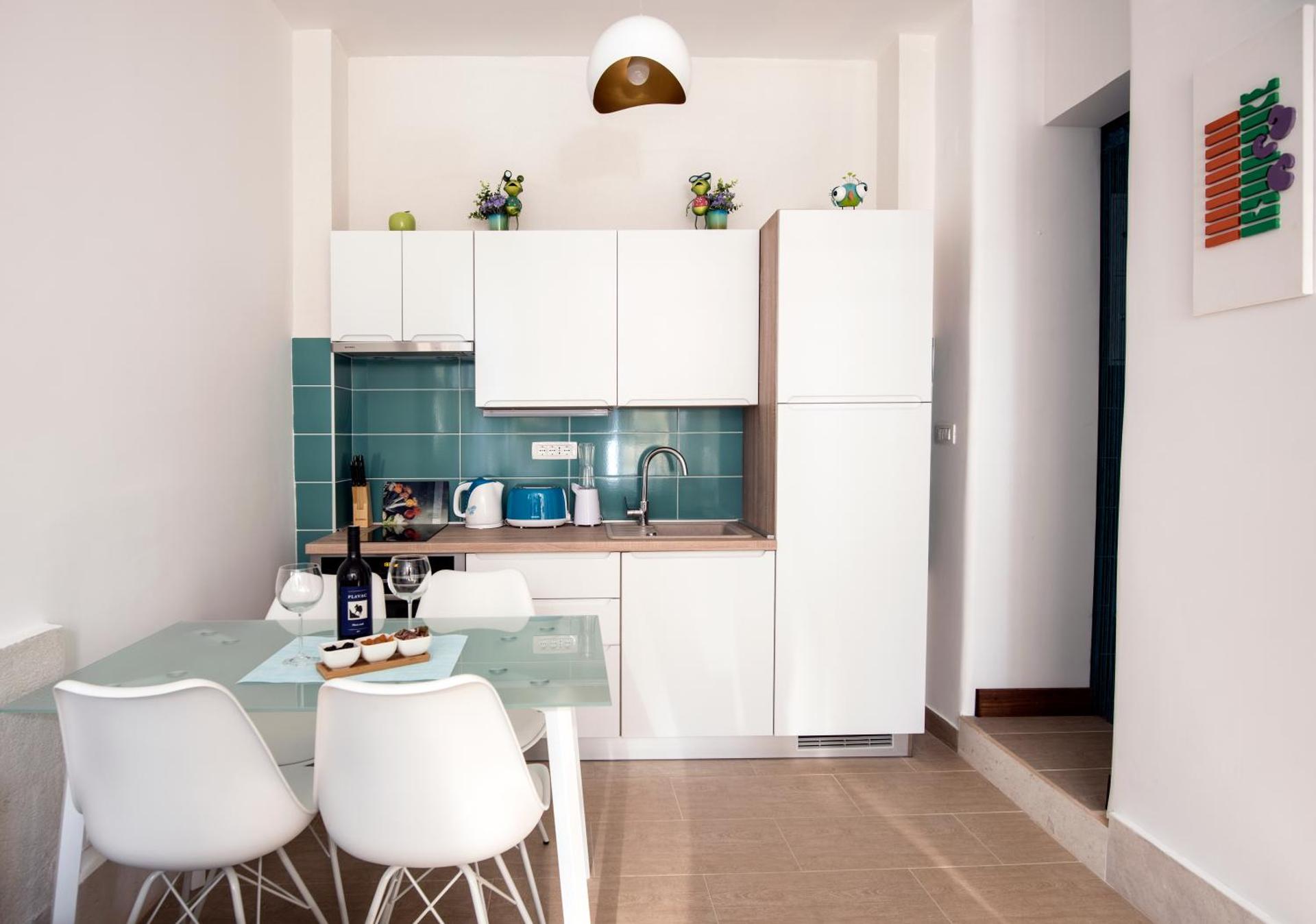 IBIS Your Cosy Oasis With Private Parking and Patio