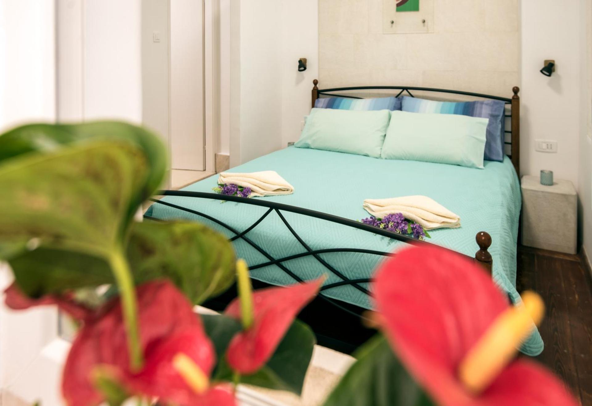 IBIS Your Cosy Oasis With Private Parking and Patio