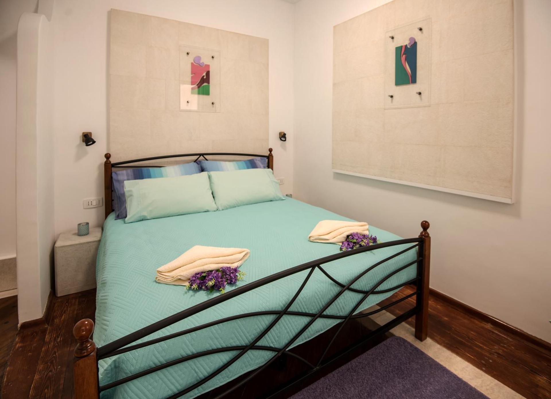 IBIS Your Cosy Oasis With Private Parking and Patio