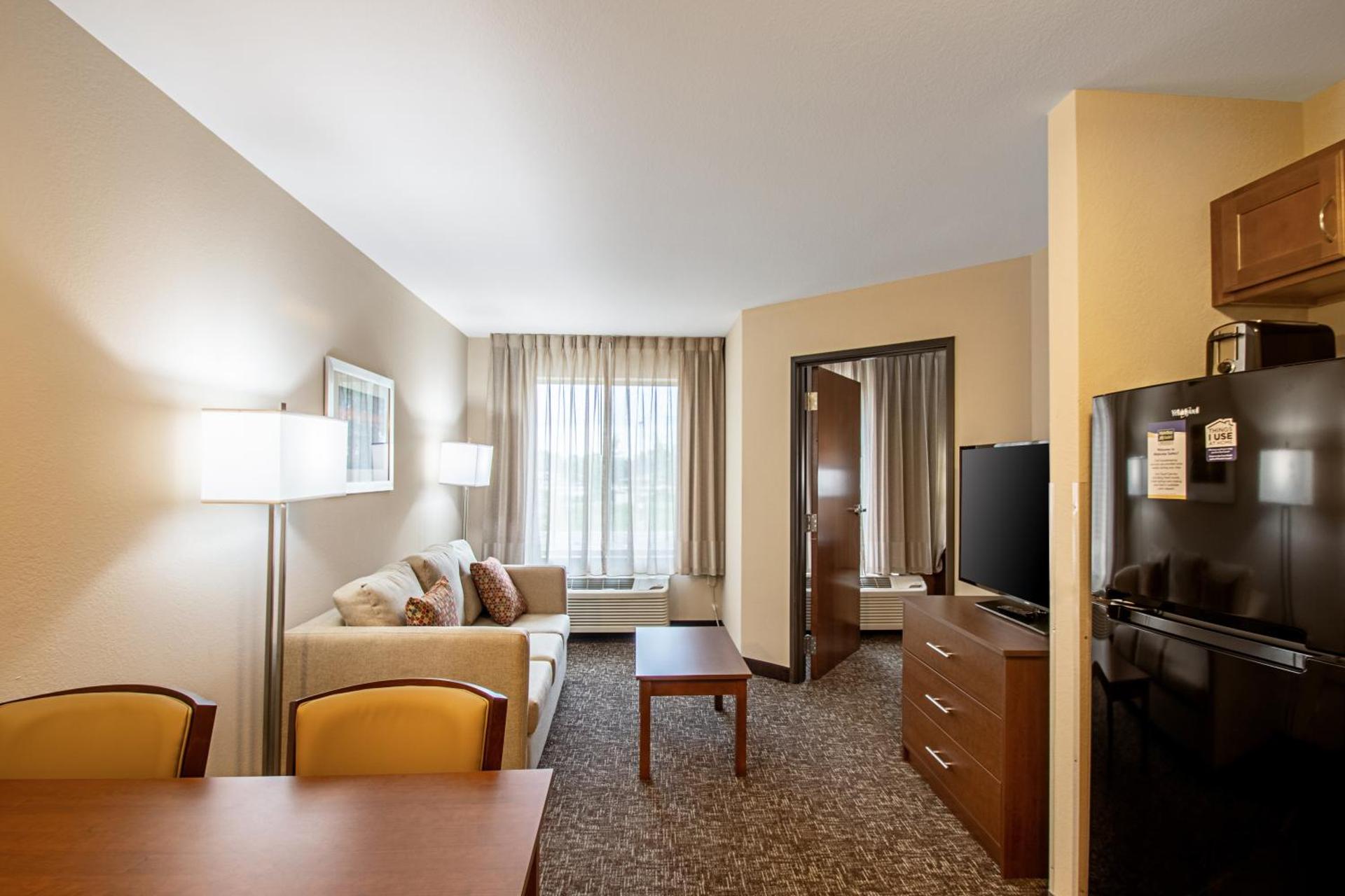 Deluxe King Suite - Non-Smoking