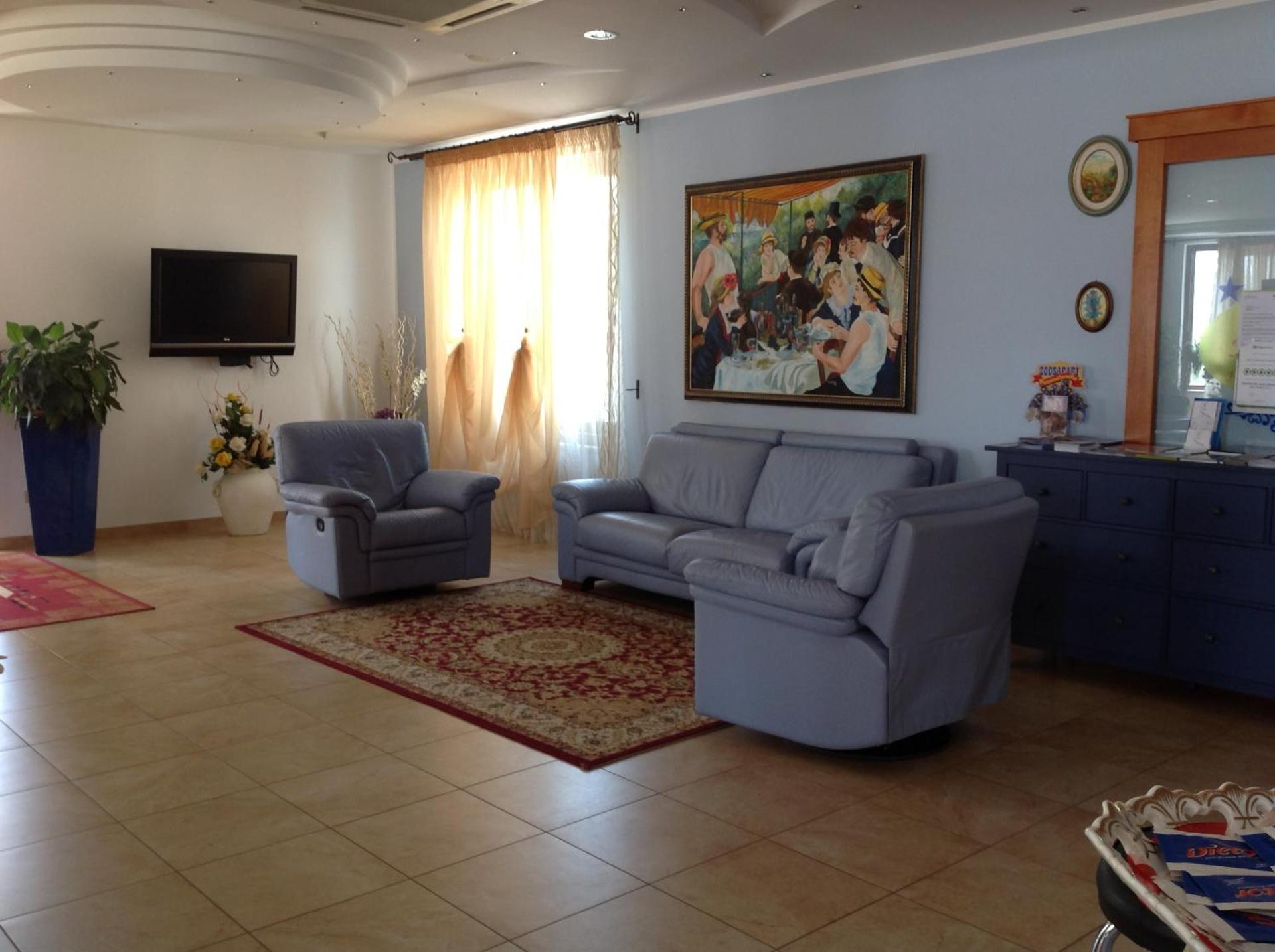 Communal lounge/ TV room