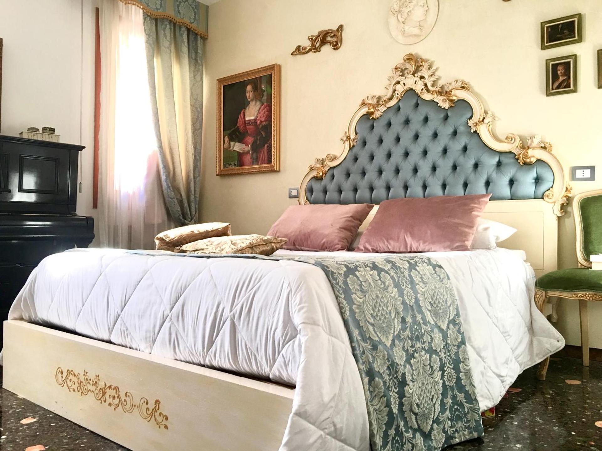 MICHELLE IN VENICE Charming Houses