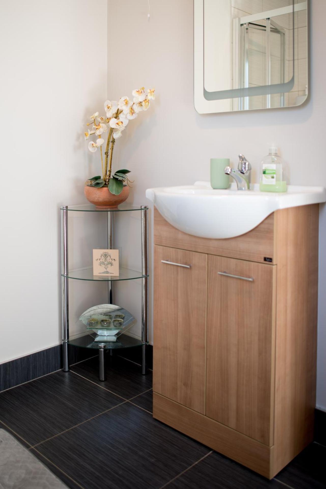 Beside the sea & minutes from Cliffs-Clahane Shore Lodge