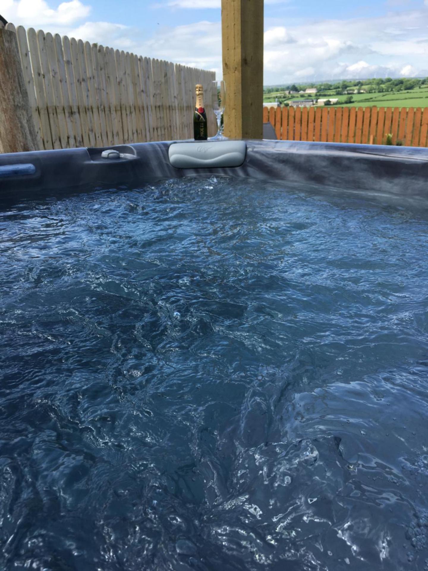 Roe Valley Cottage - LA Spa Hot Tub