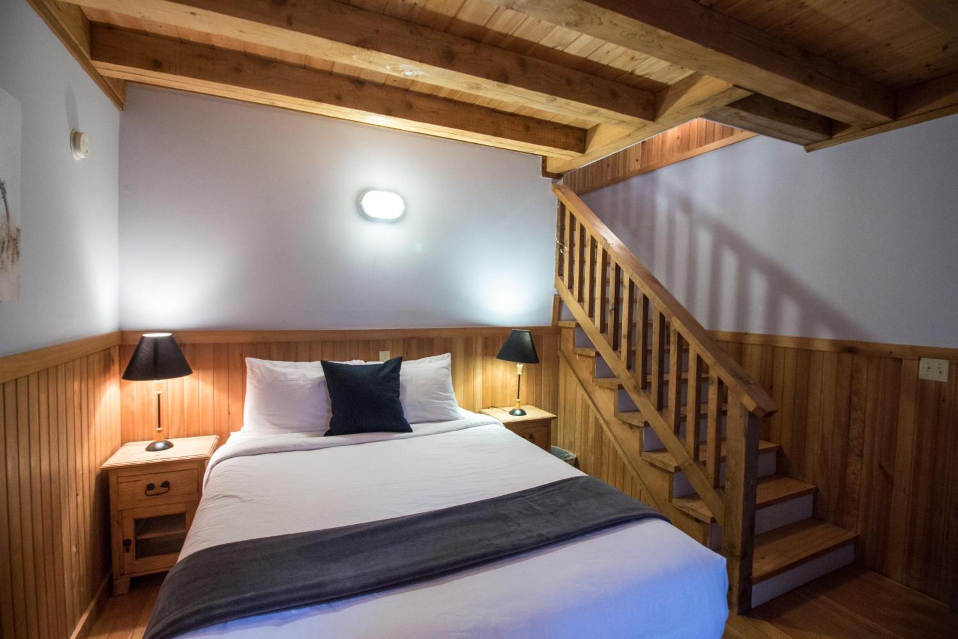 Two Bedroom Cottage B (Hot Tub + Forest View)