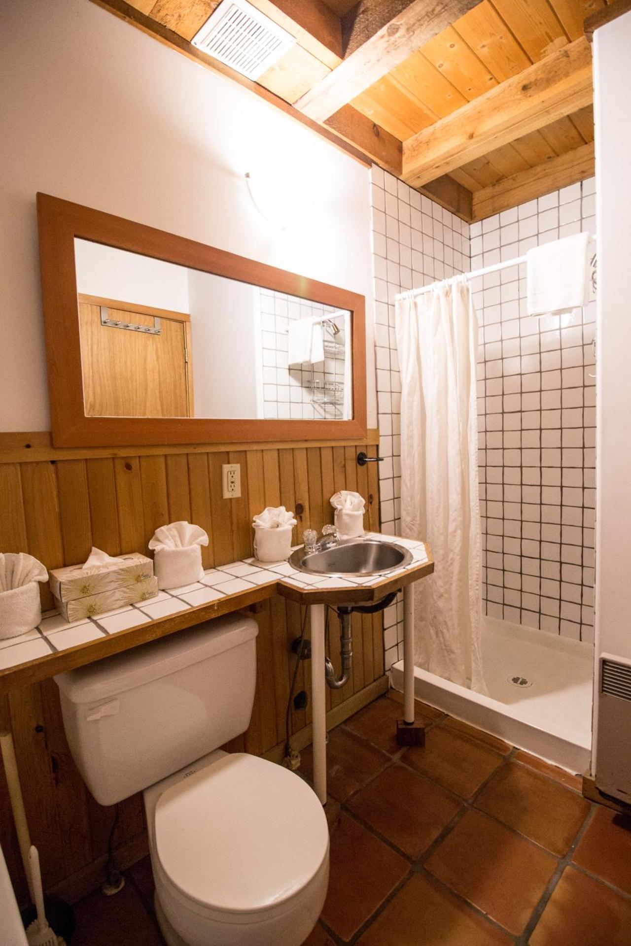 Two Bedroom Cottage B (Hot Tub + Forest View)