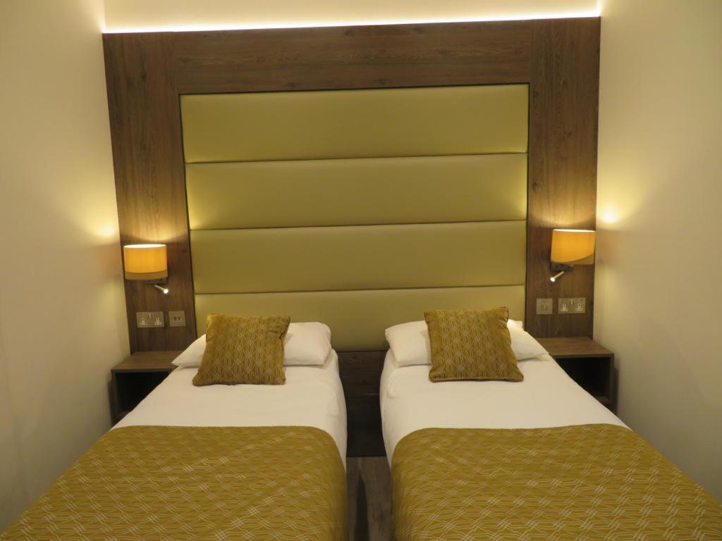 Glendale Hyde Park Hotel