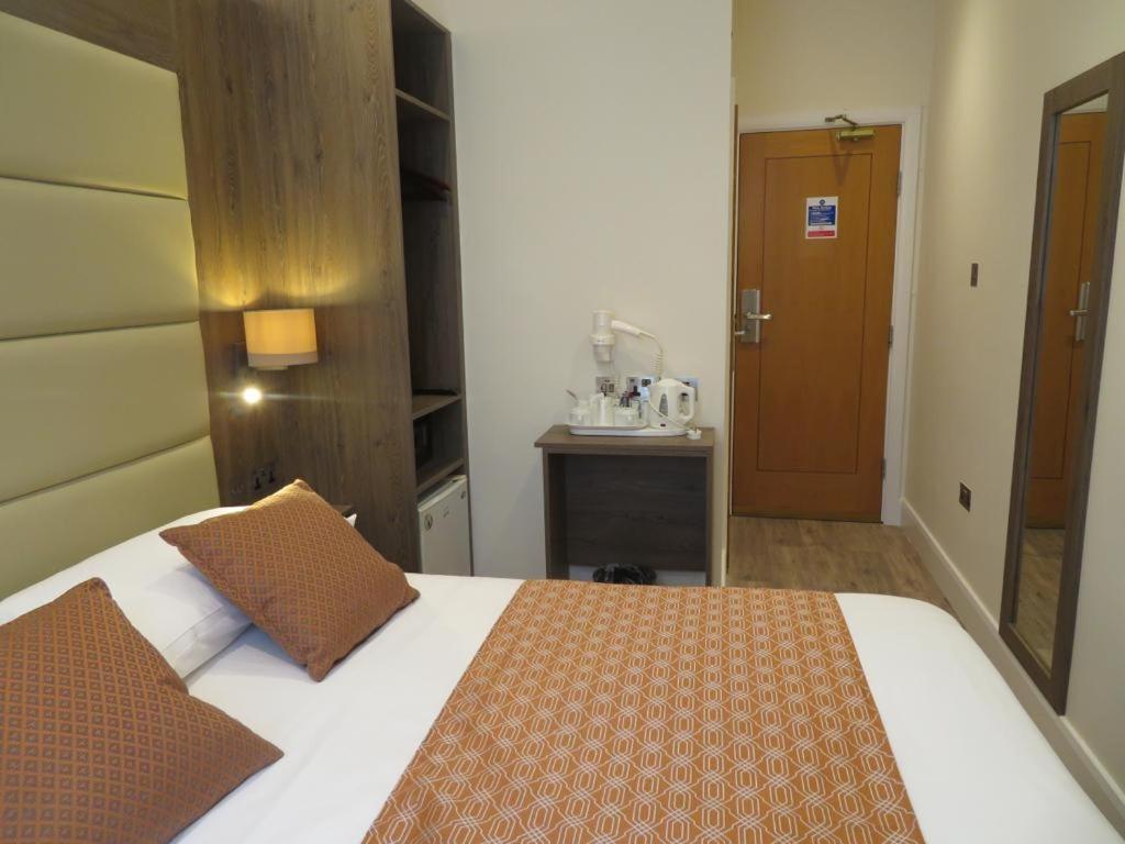 Glendale Hyde Park Hotel