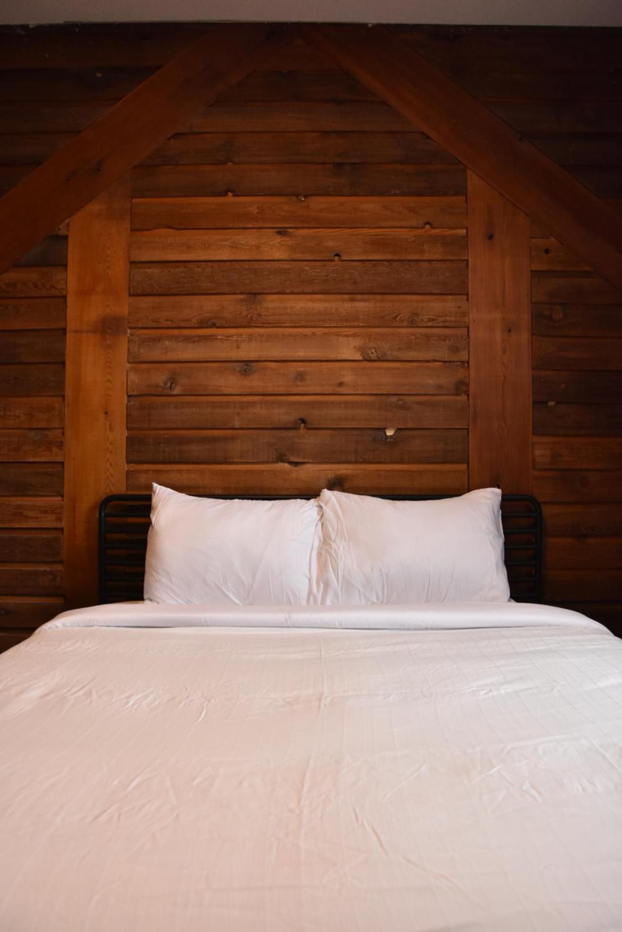 PARTY HOSTEL - The Canmore Hotel Hostel