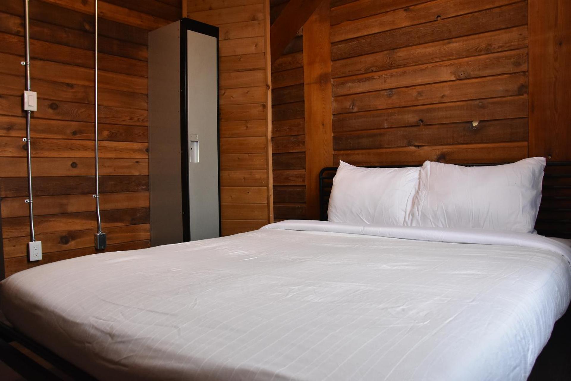 PARTY HOSTEL - The Canmore Hotel Hostel