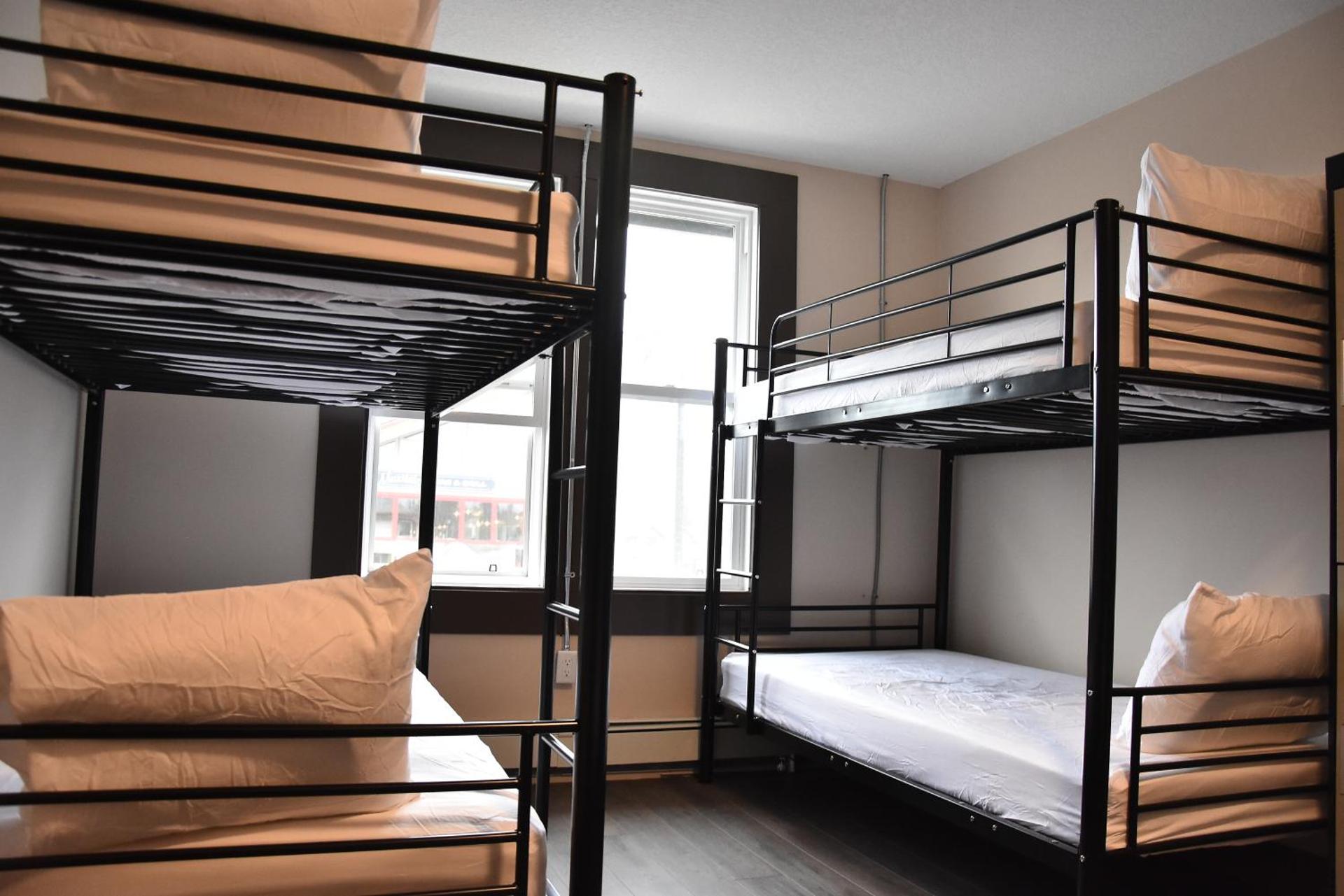 PARTY HOSTEL - The Canmore Hotel Hostel