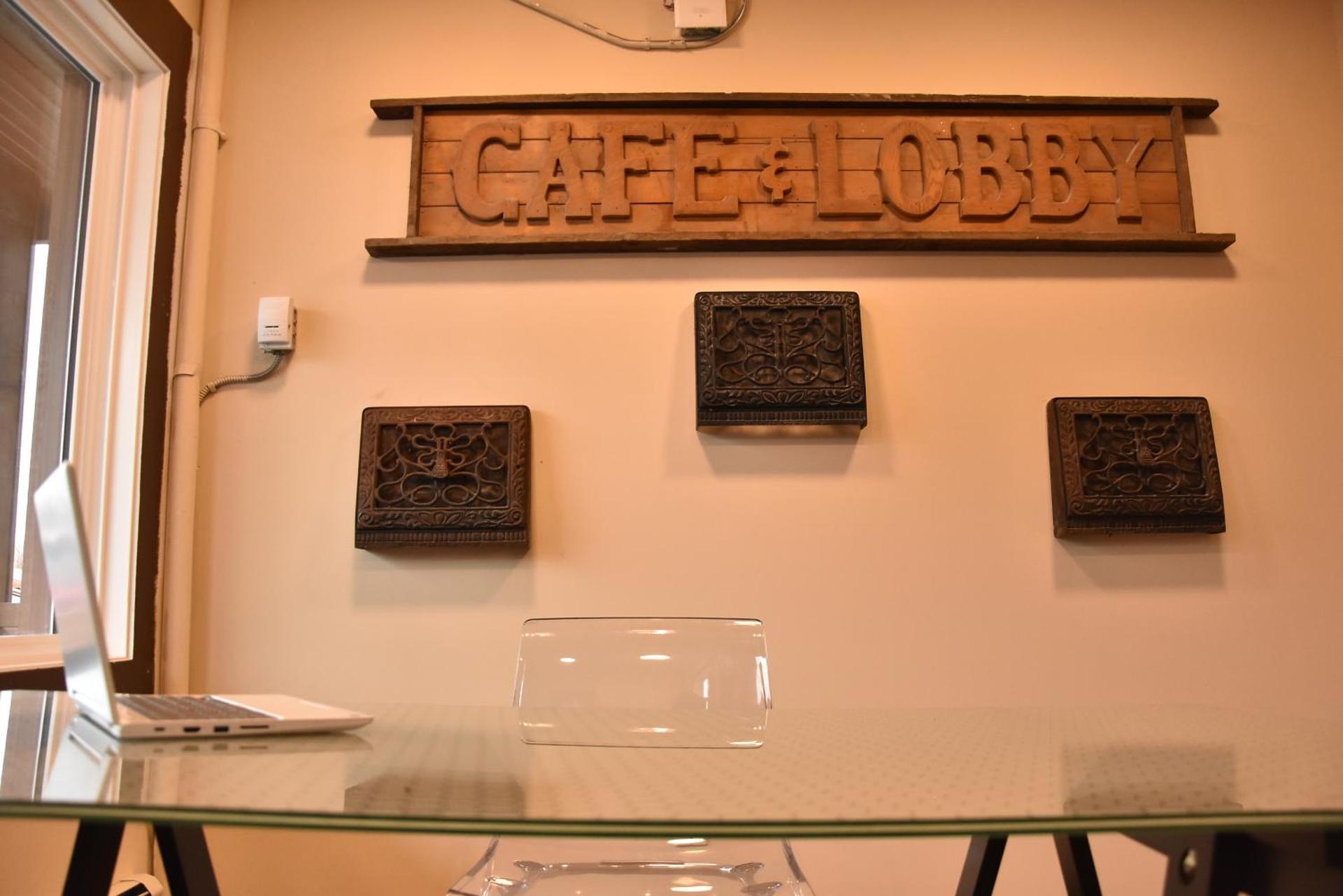 PARTY HOSTEL - The Canmore Hotel Hostel