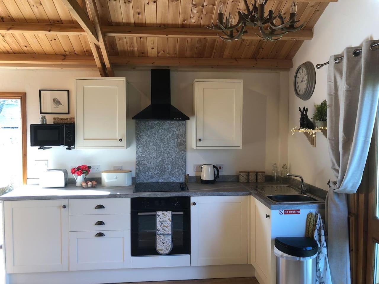 Cosy dog friendly lodge with an outdoor bath on the Isle of Wight