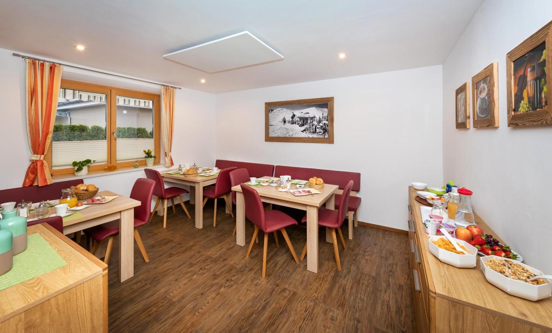 Communal lounge/ TV room