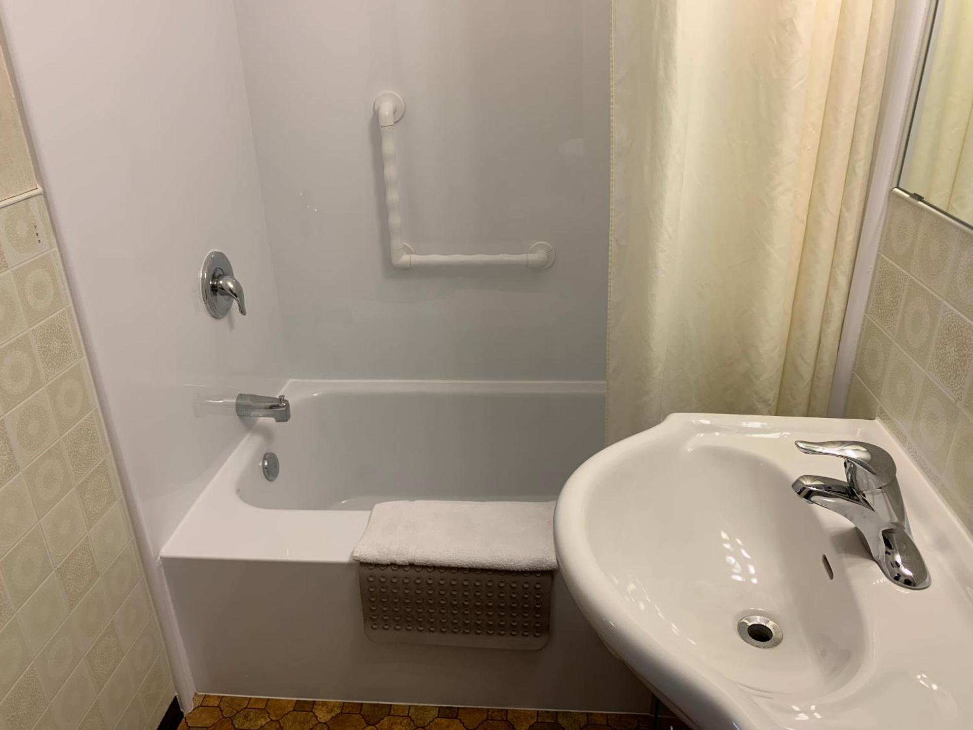 The Lionstone Inn Motel and Cottages