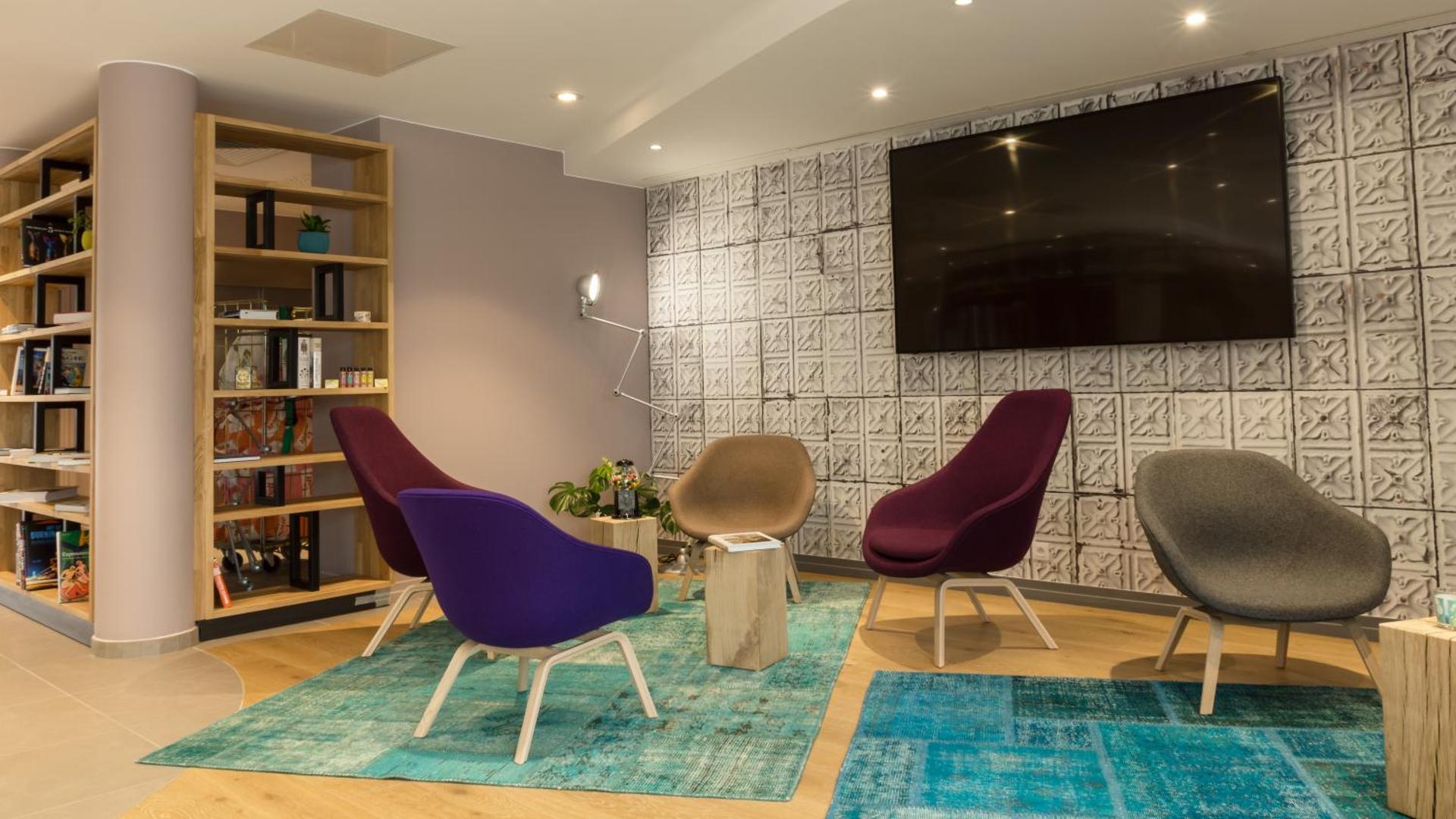 Communal lounge/ TV room