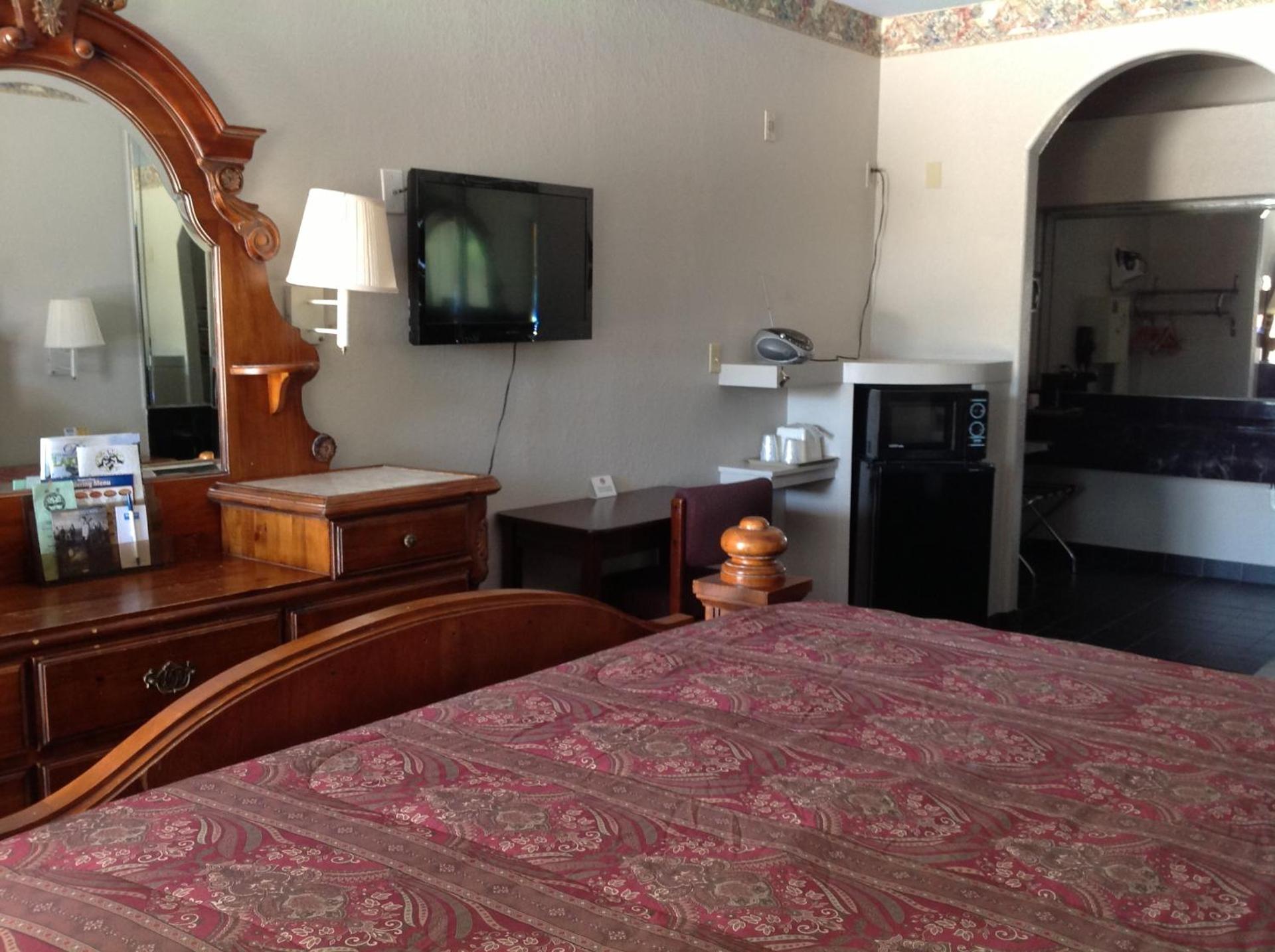 King Suite - Non-Smoking