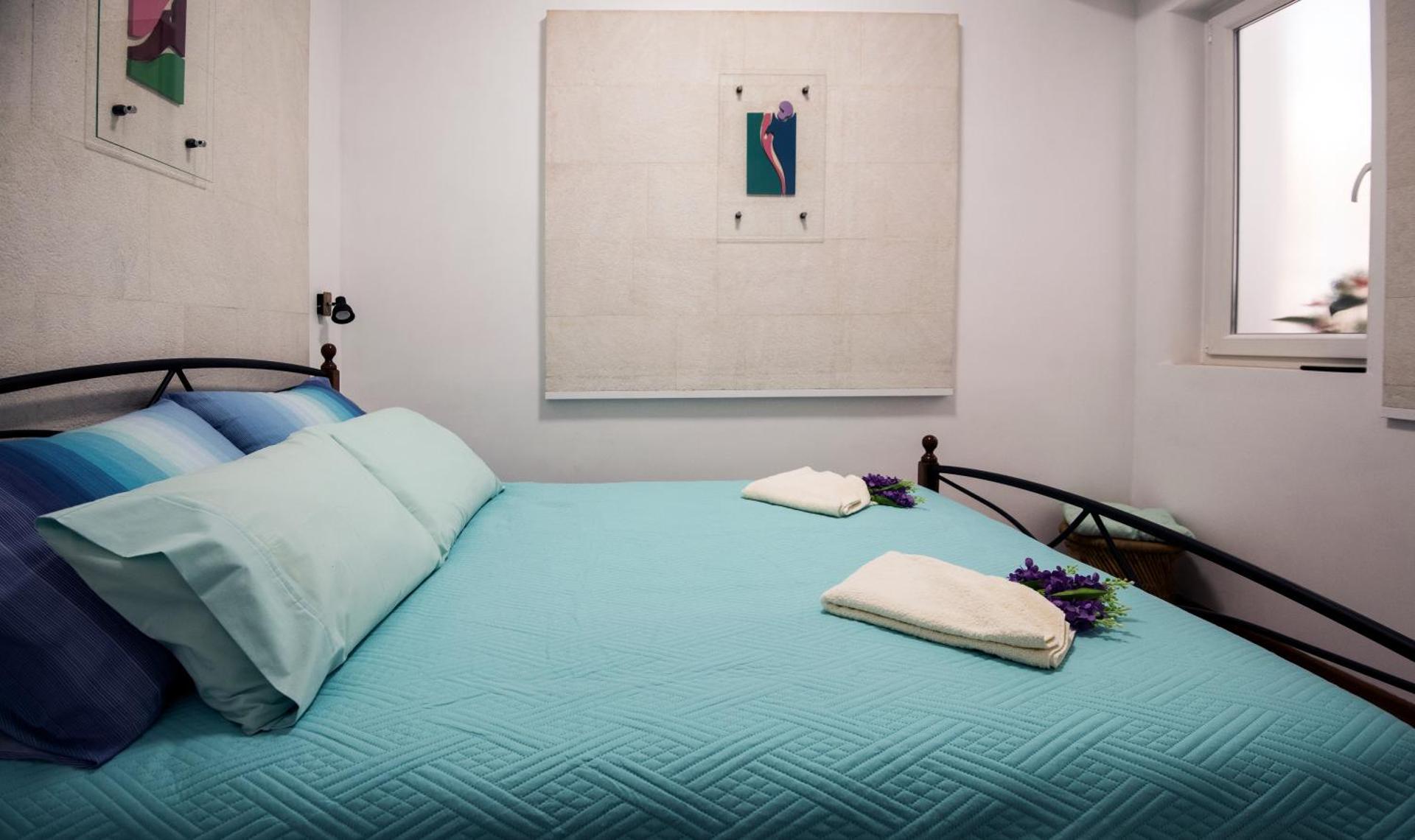 IBIS Your Cosy Oasis With Private Parking and Patio