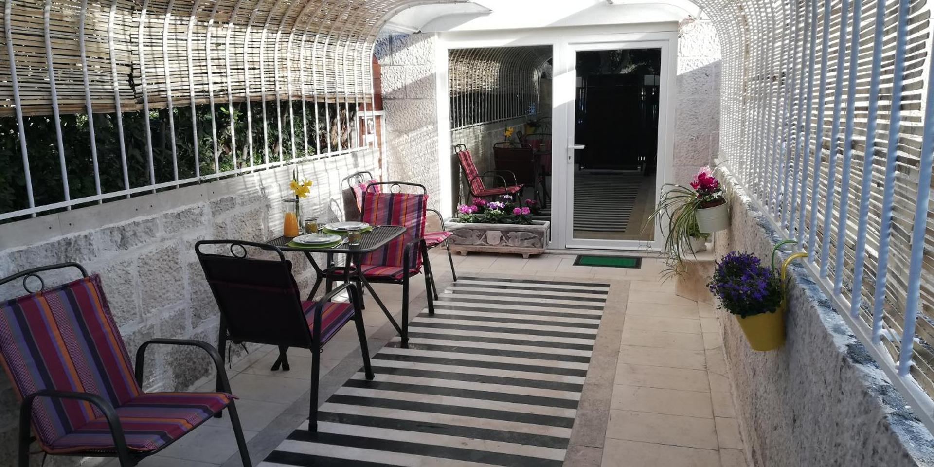 IBIS Your Cosy Oasis With Private Parking and Patio