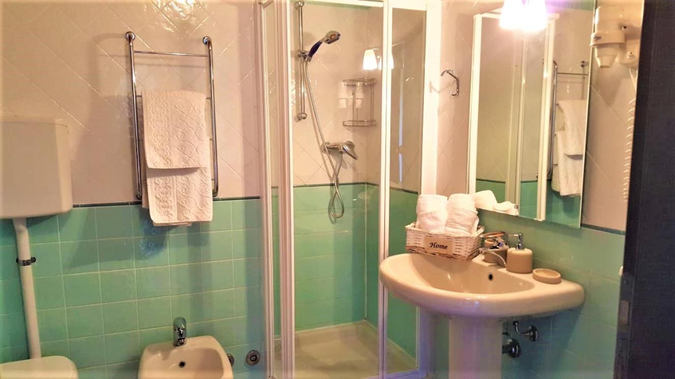 Deluxe Room (2 Adults + 1 Child)