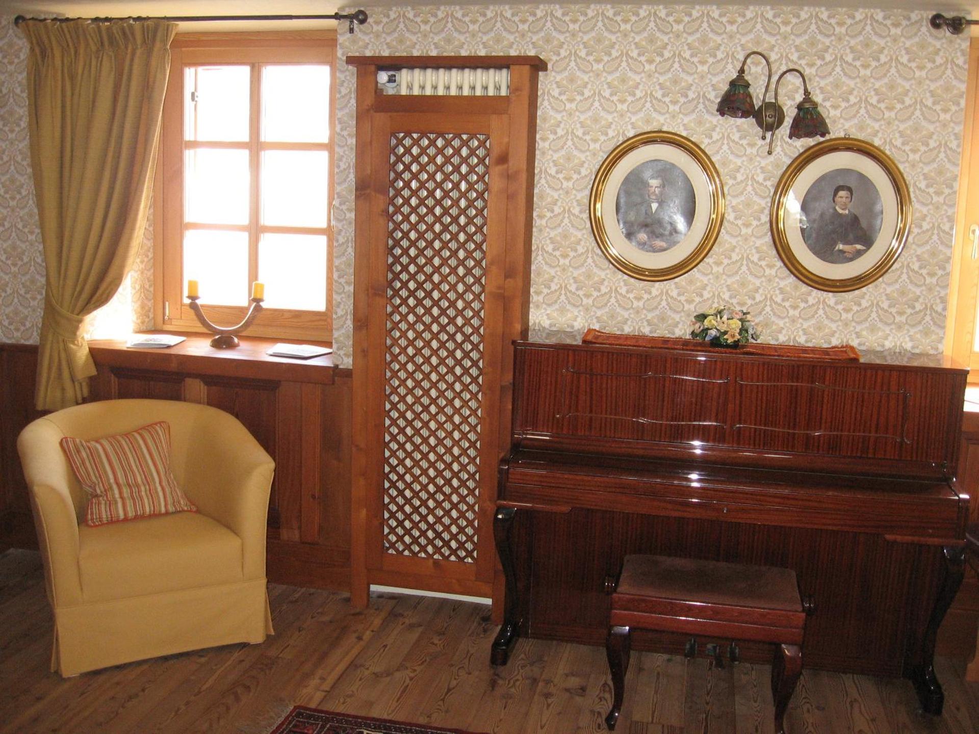 Communal lounge/ TV room