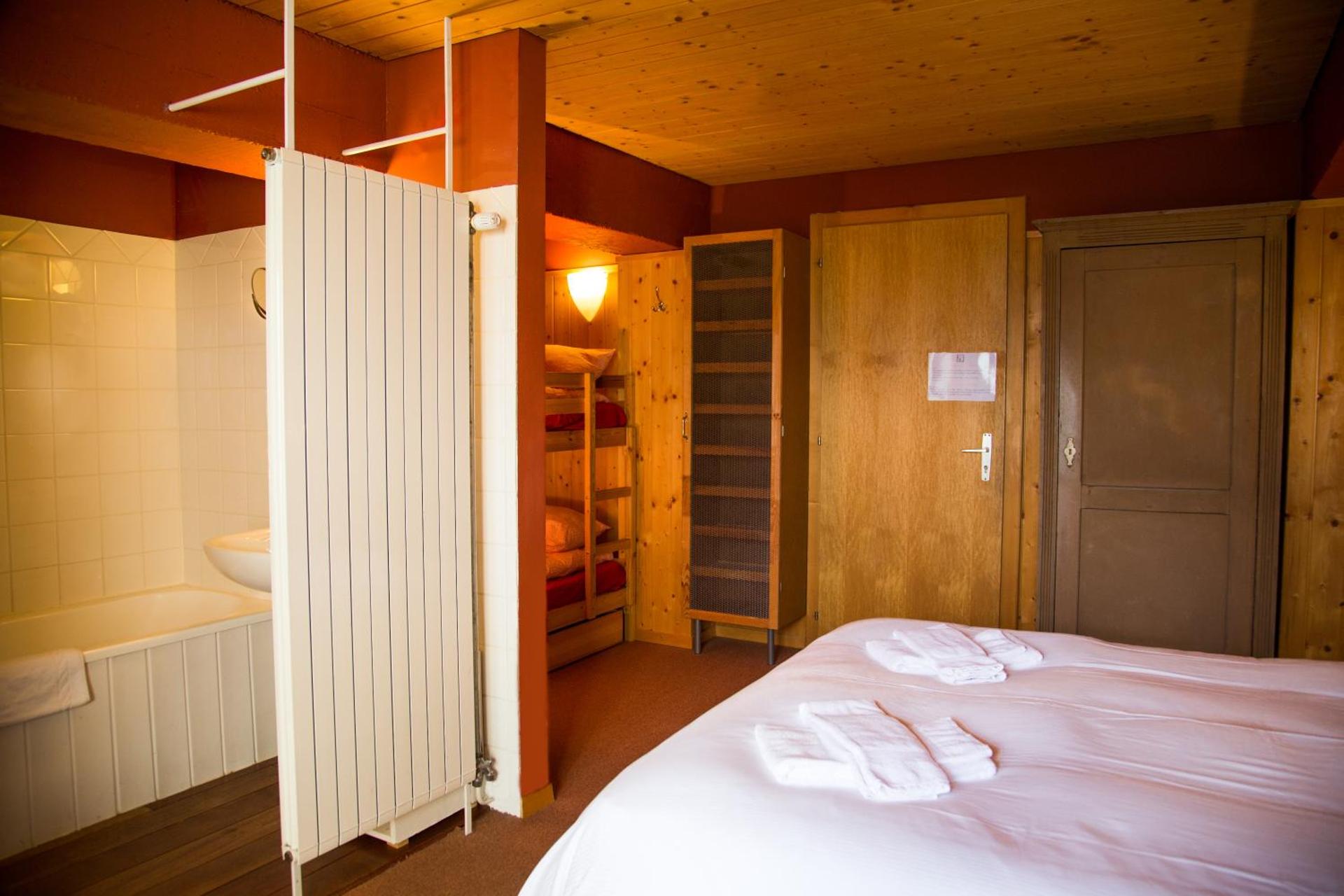 Family Room (2 Adults + 2 Children)