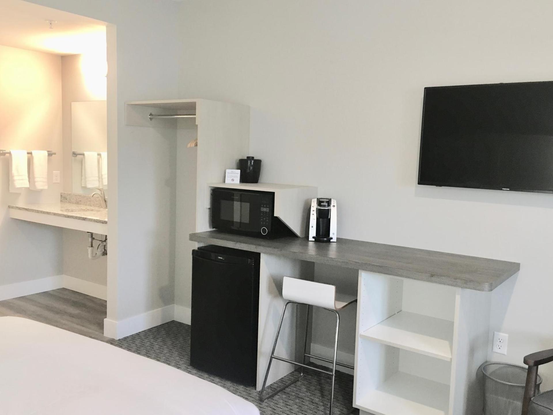 Empire Lakeshore Inn