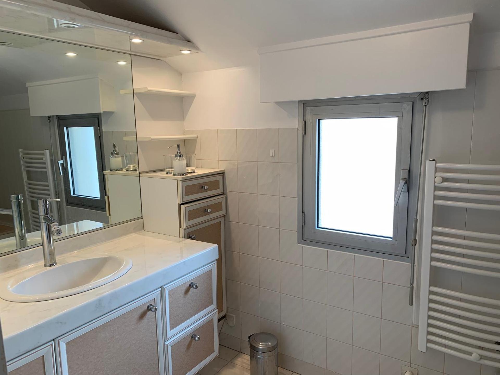 Les pieds dans l'eau accès direct à la plage !