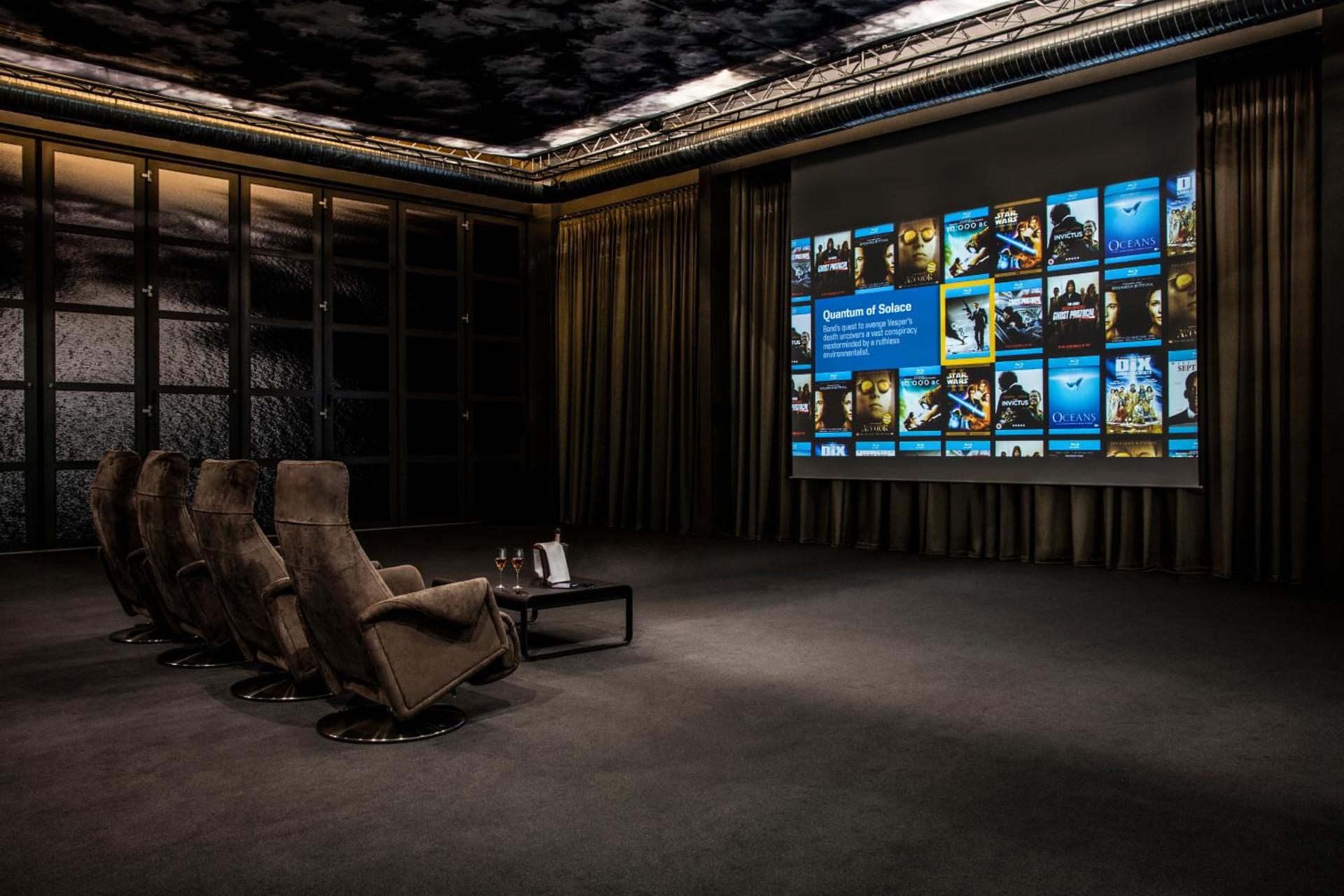 Communal lounge/ TV room