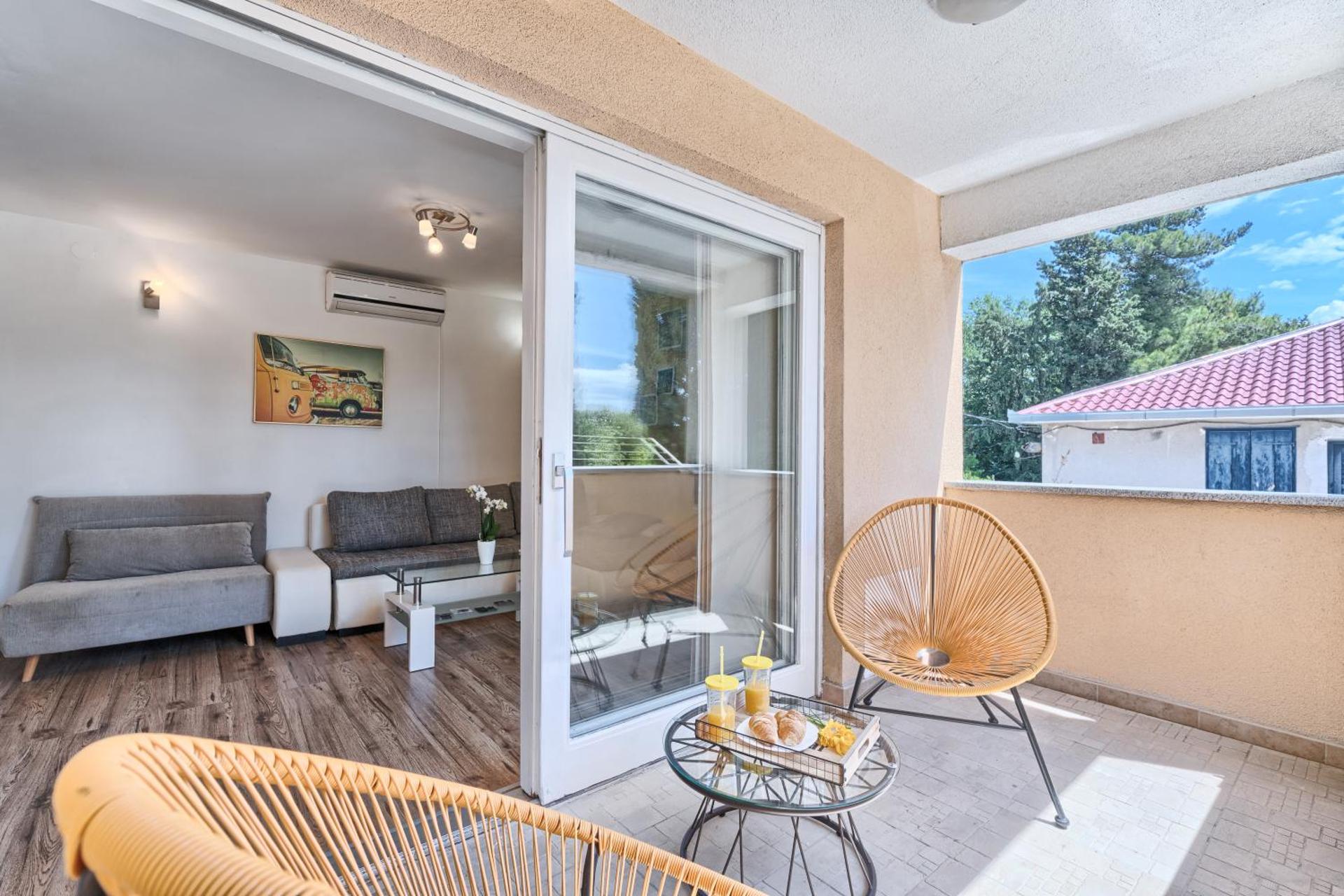 Apartments Meštrović with heated swiming pool- near Split