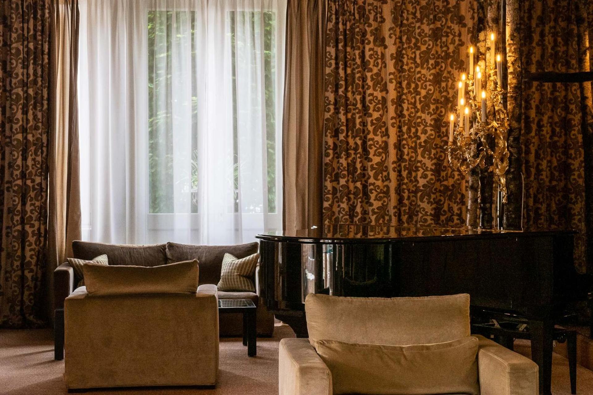 Communal lounge/ TV room