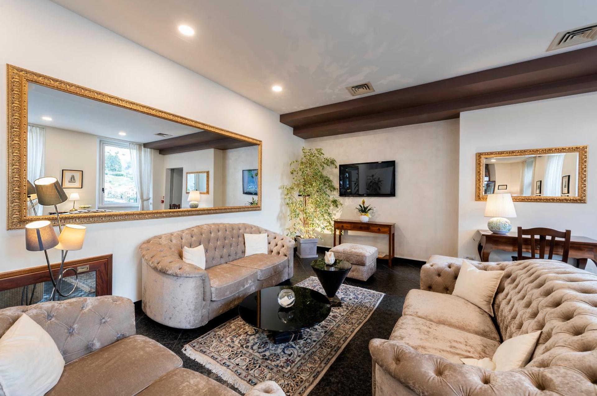 Communal lounge/ TV room