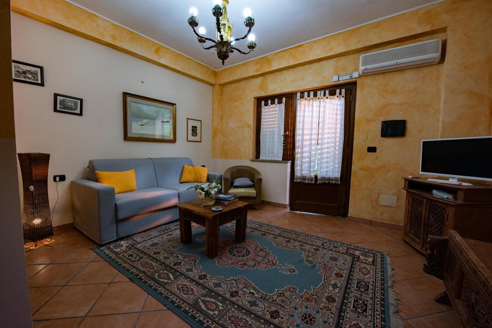 Communal lounge/ TV room