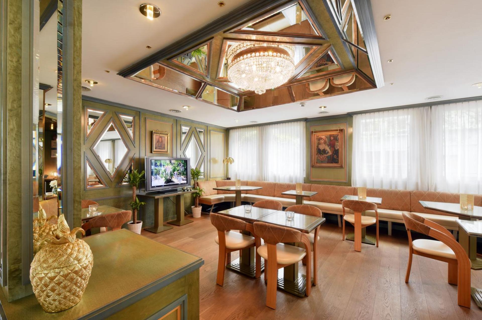 Communal lounge/ TV room