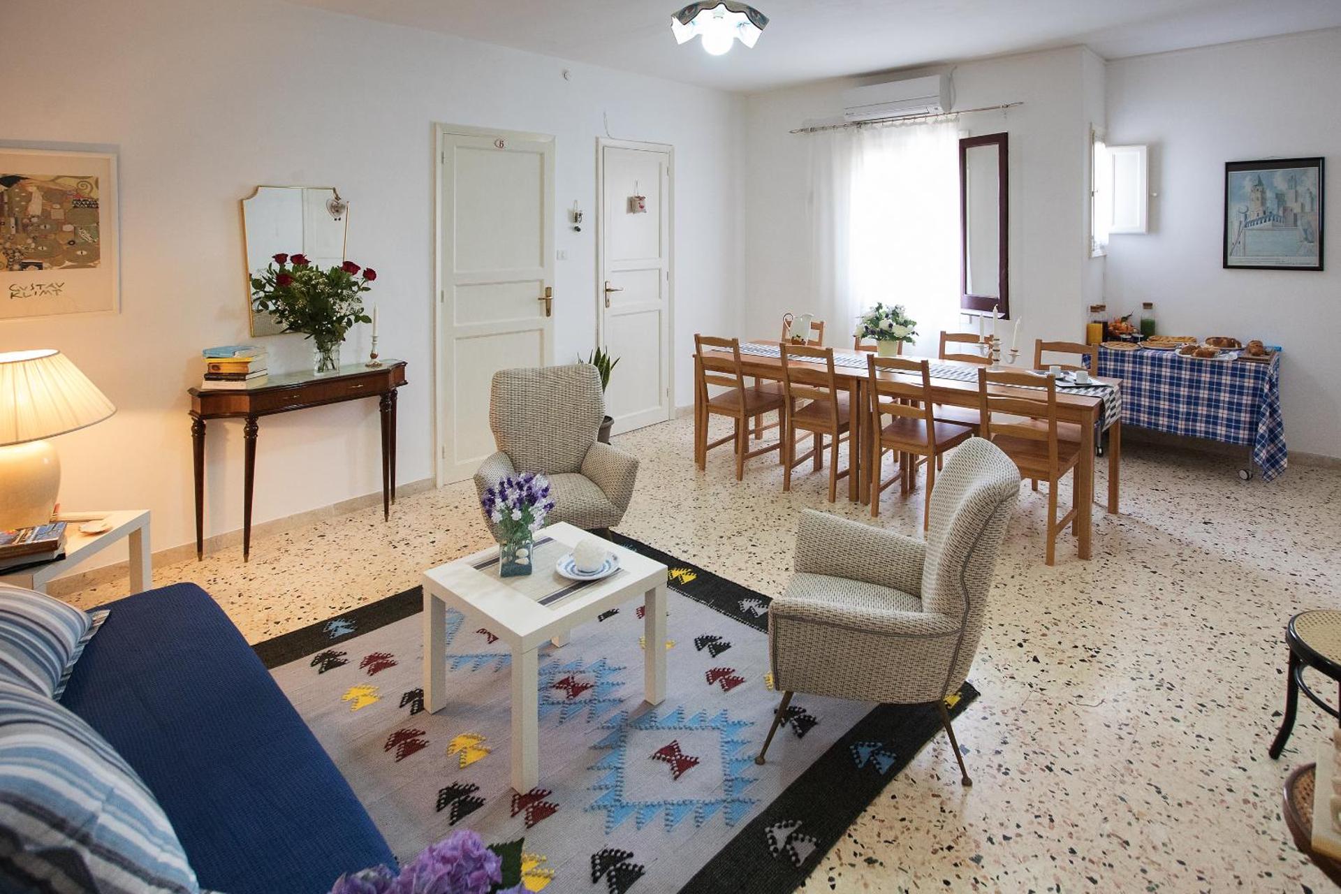 Communal lounge/ TV room