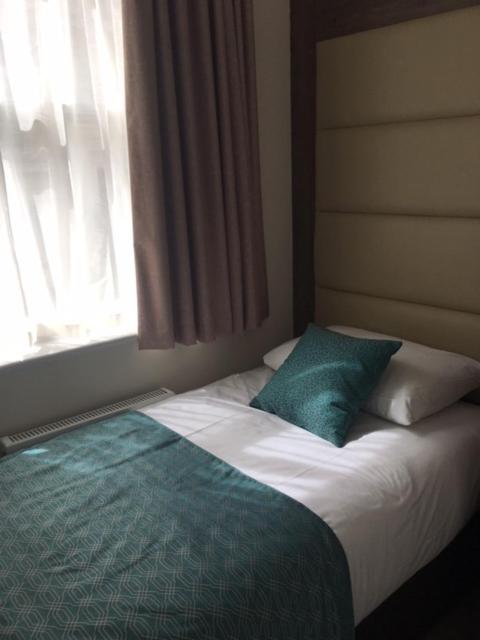 Glendale Hyde Park Hotel