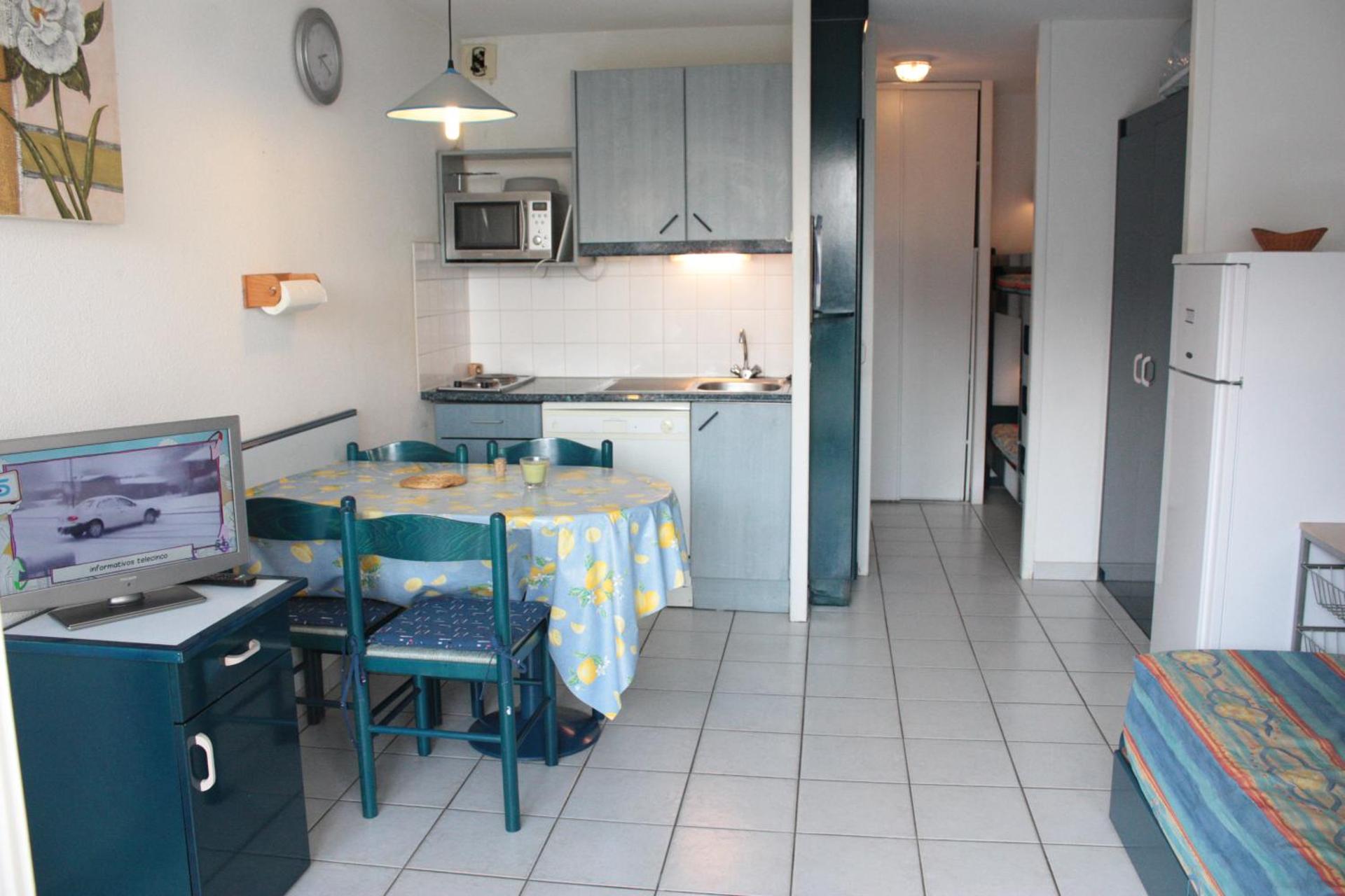 Les Landes avec piscine et près du lac