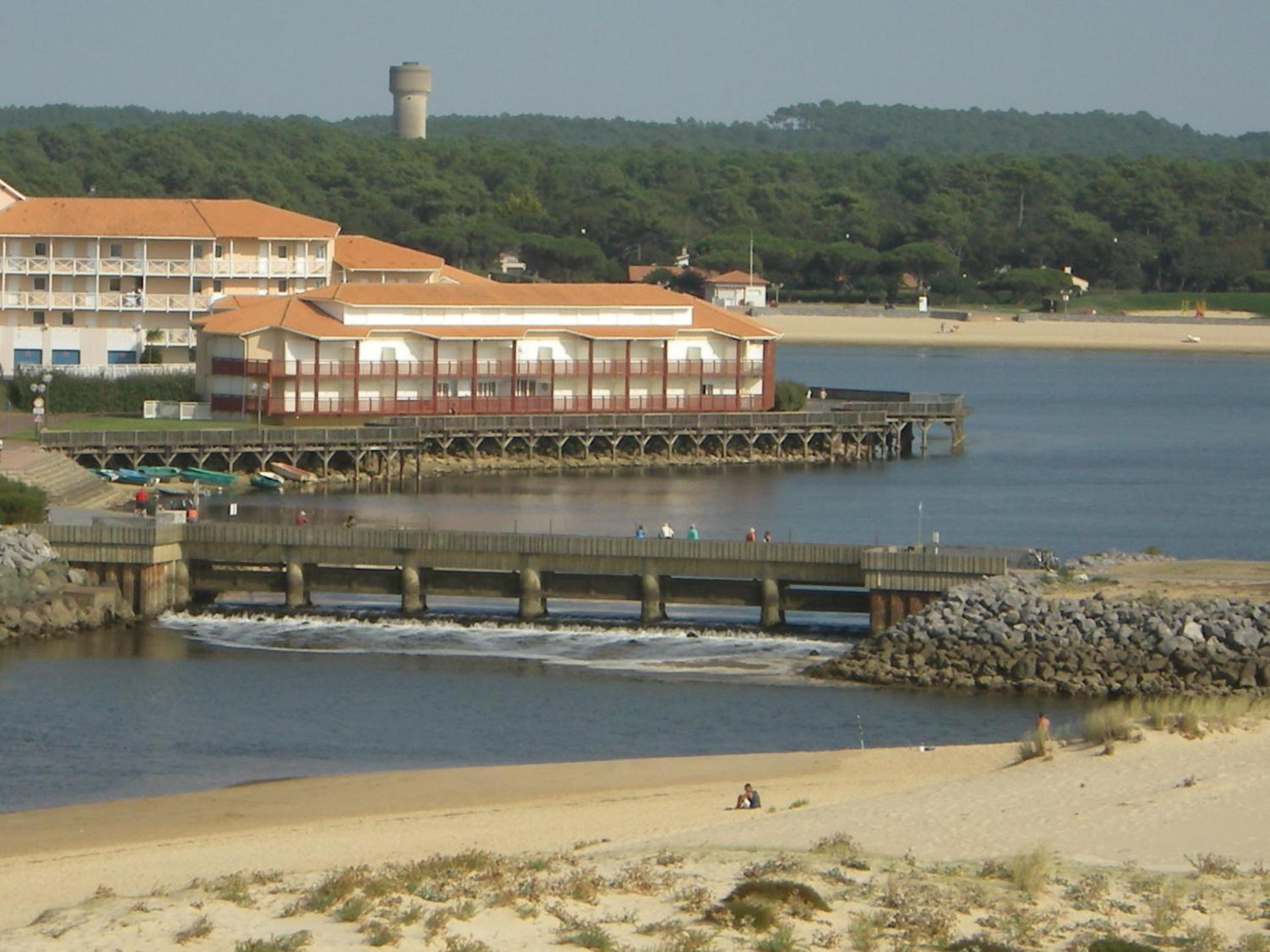 Les Landes avec piscine et près du lac