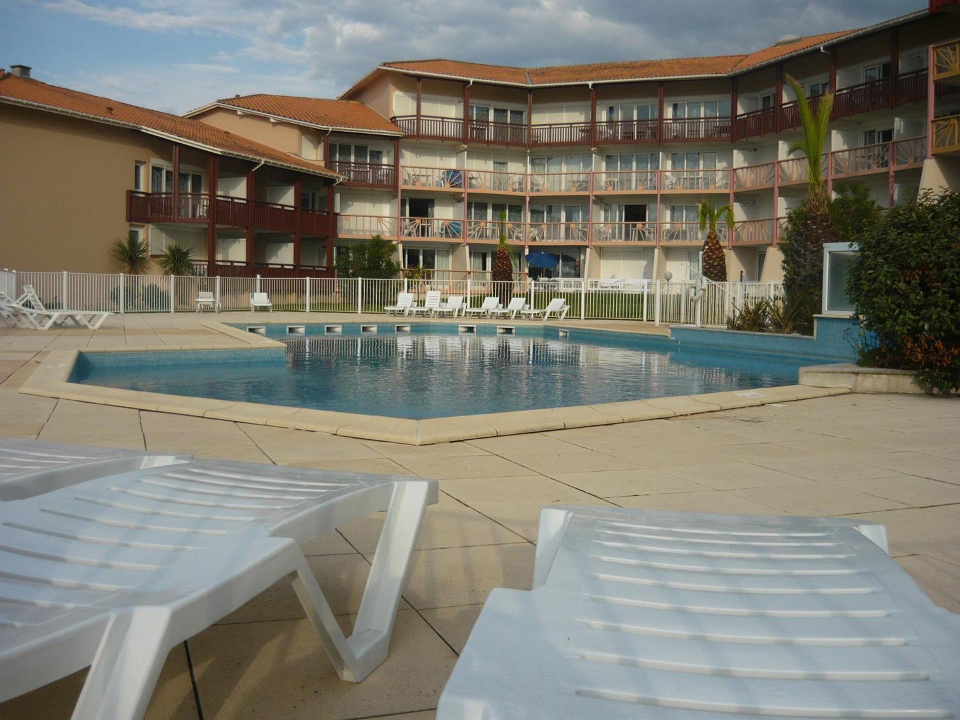 Les Landes avec piscine et près du lac