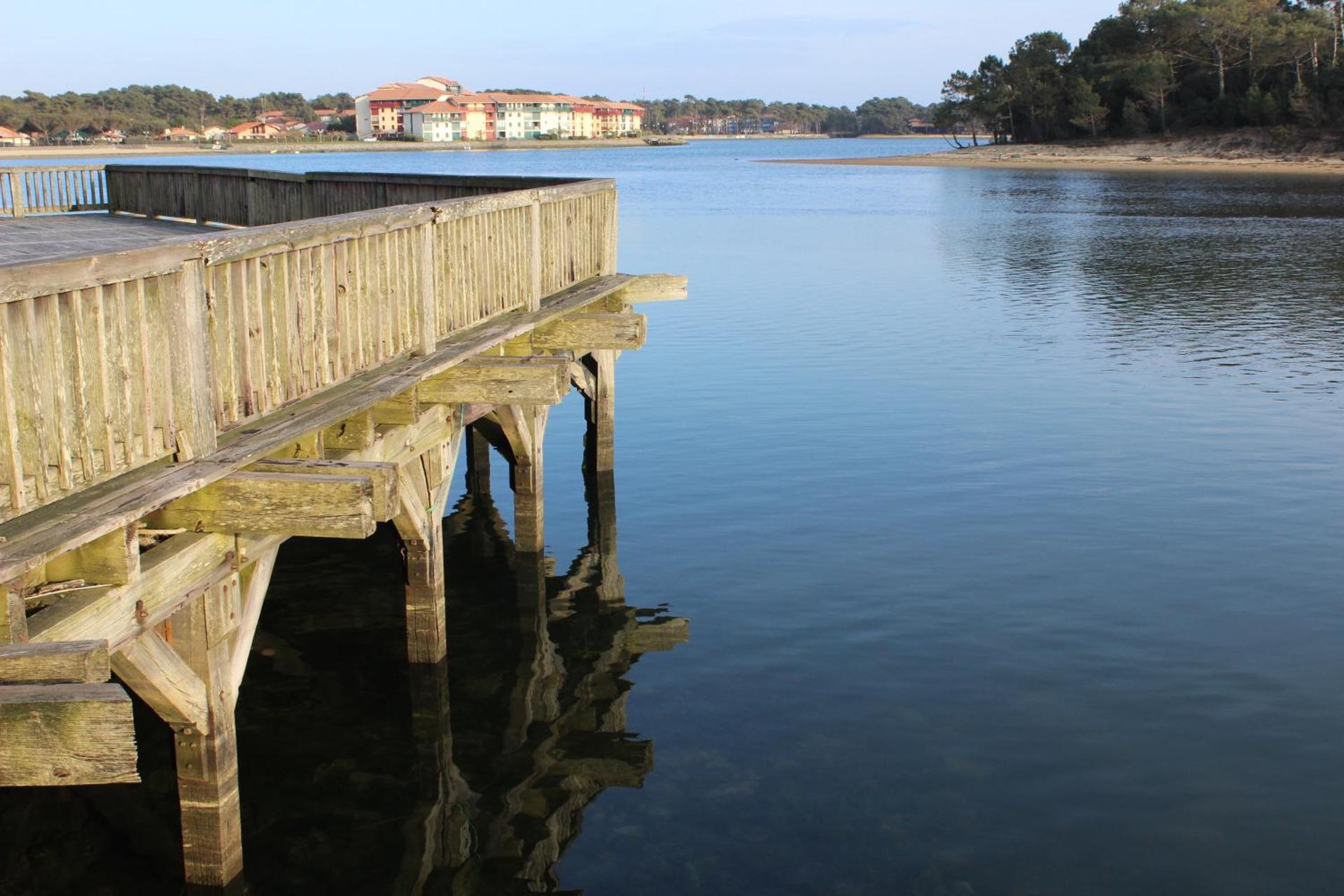 Les Landes avec piscine et près du lac