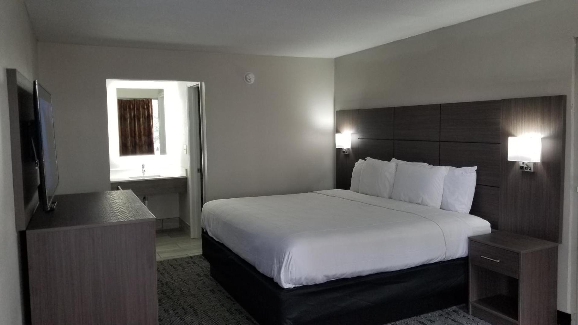 Days Inn & Suites by Wyndham Charleston Airport West