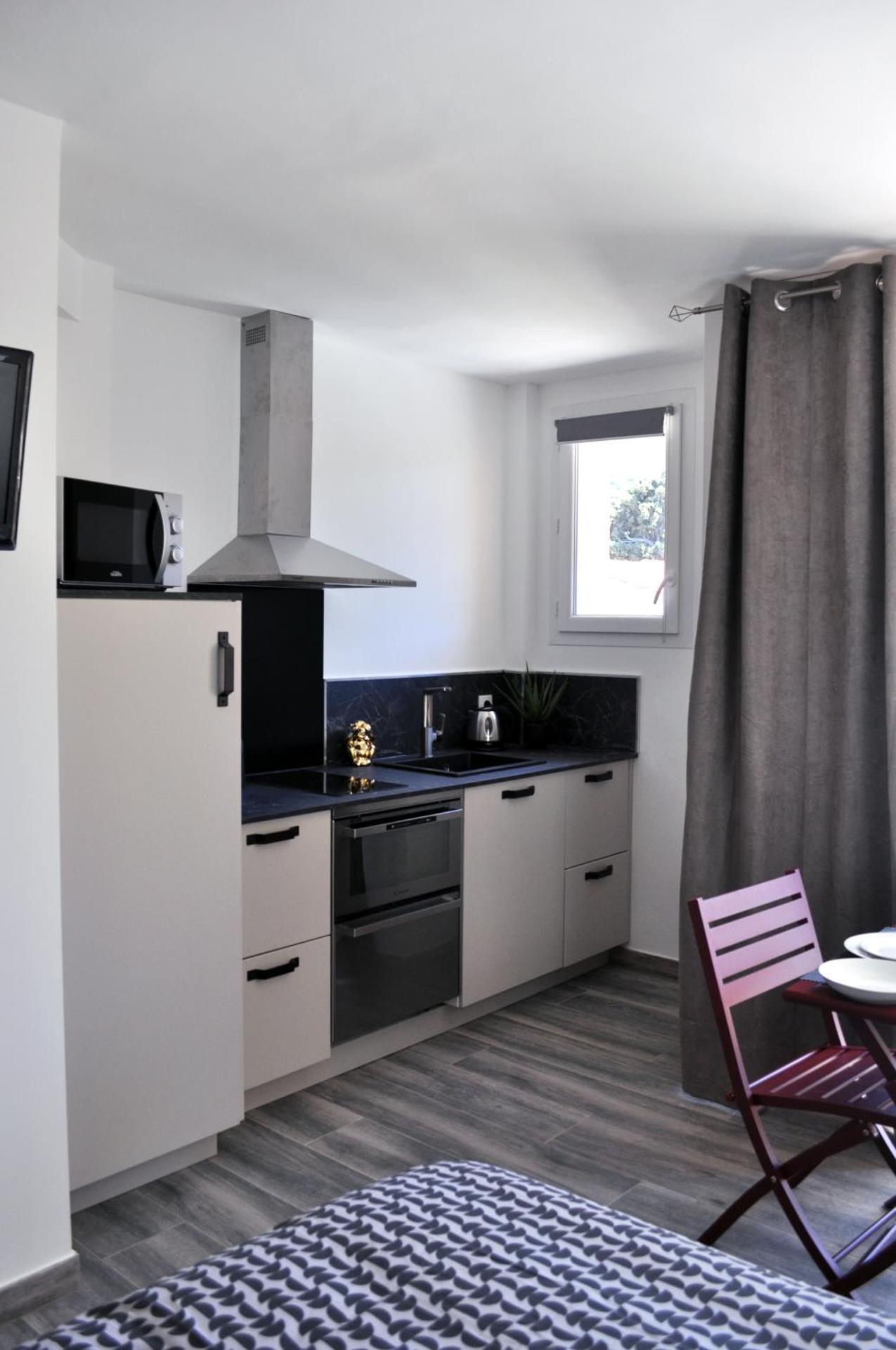 Kitchen or kitchenette