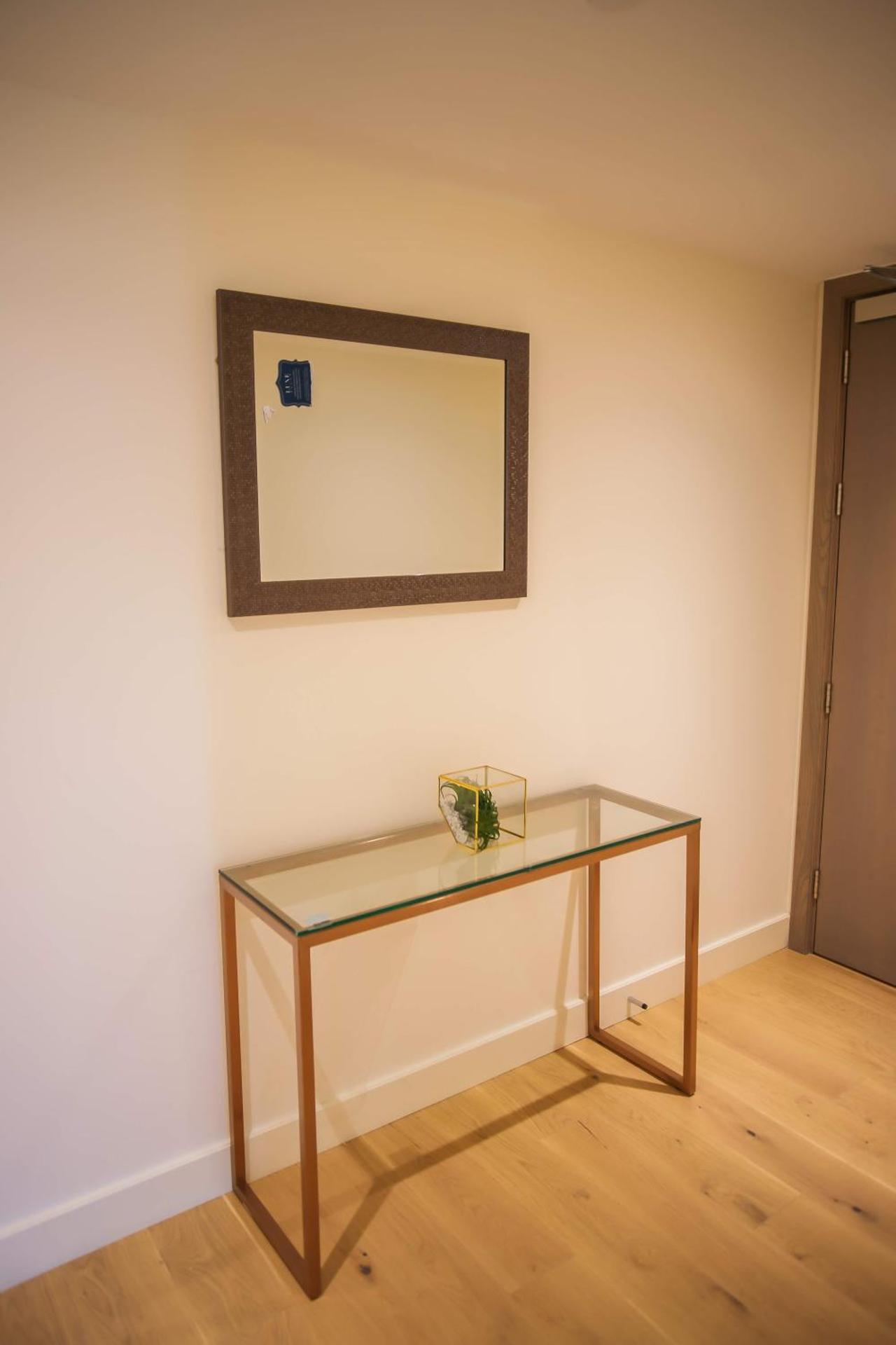 Thames View 2 Bed Apartment With Balcony