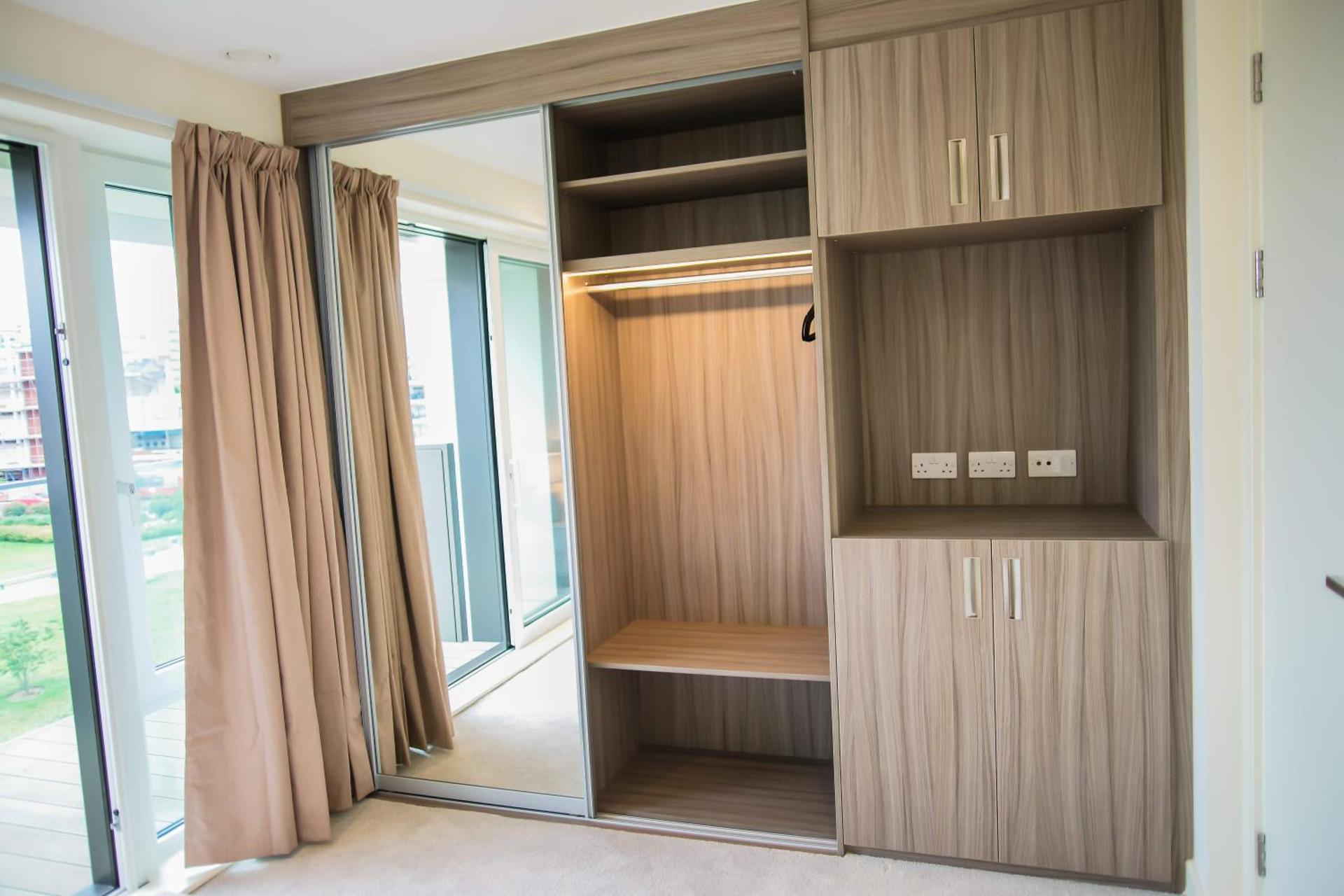 Thames View 2 Bed Apartment With Balcony