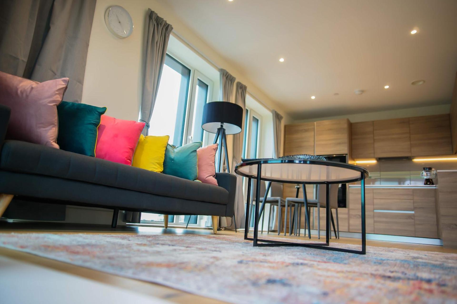 Thames View 2 Bed Apartment With Balcony