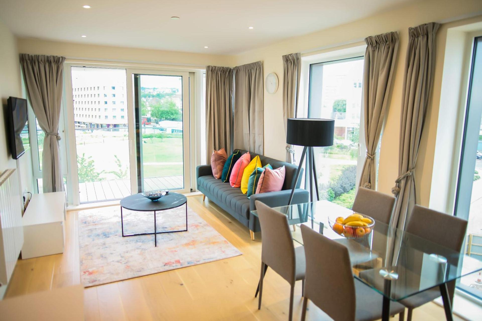 Thames View 2 Bed Apartment With Balcony