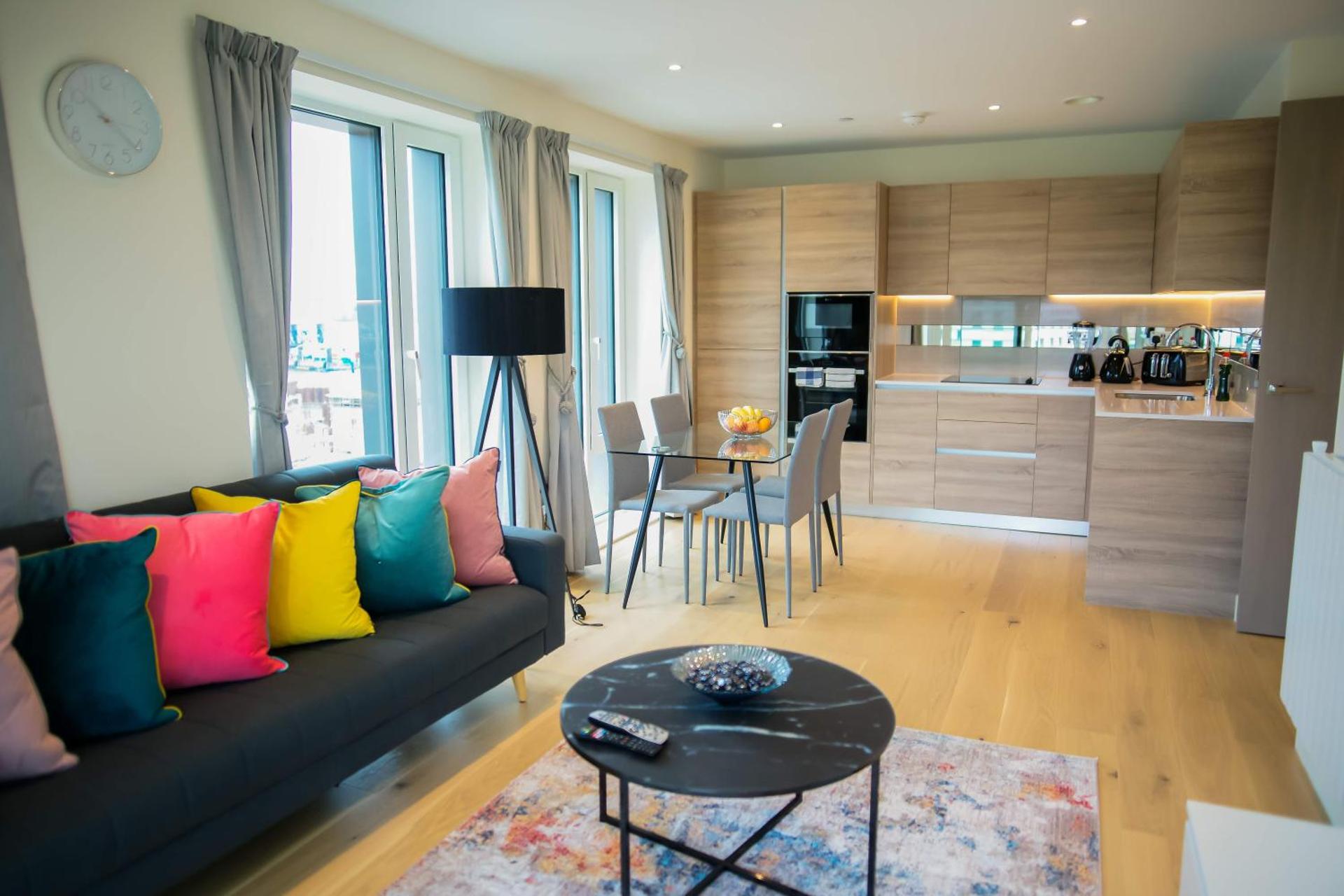 Thames View 2 Bed Apartment With Balcony